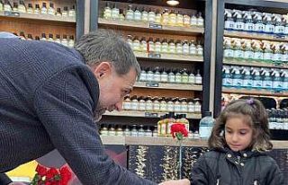 Başkan Uçar’dan kadınlara karanfilli kutlama