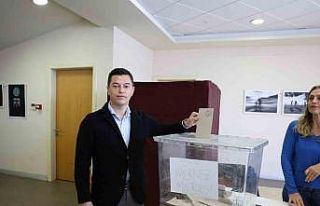 Başkan Ünlü ön seçim için oyunu kullandı