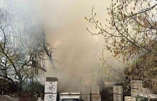 Başkentte hurda kağıt istiflenen metruk bina alev...