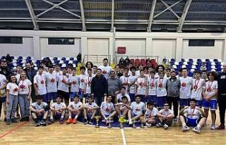 Basketler Yeşilay için atıldı