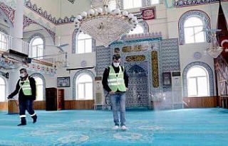 Bayraklı’da camiler dezenfekte ediliyor