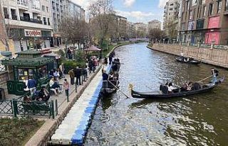 Bayramda Eskişehir’e gelen turistler gondol seferlerini...