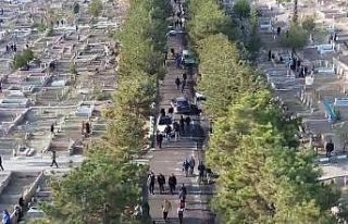 Bayramın ilk gününde mezarlıklar doldu taştı