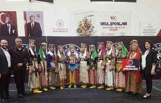 Bergama Spor Kulübü Halk Oyunları ekibi İzmir...