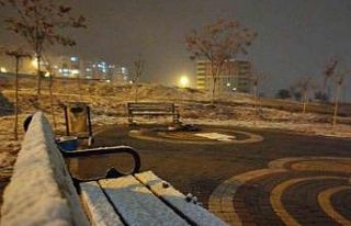 Besni ilçesinde kar yağışı etkili oluyor