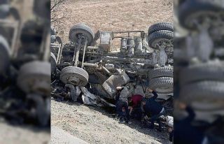 Beton mikseri devrildi, 1 kişi yaralandı