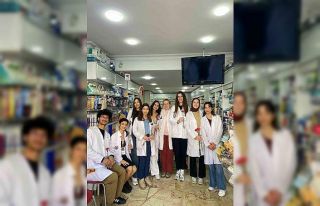 Beyaz üniformalarıyla karanfil dağıttılar