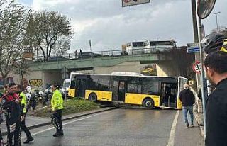 Beyoğlu’nda İETT otobüsü kaza yaptı, yol 2,5...