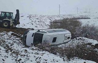 Bingöl’de işçileri taşıyan transit şarampole...