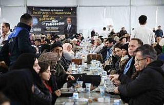 Binlerce vatandaş Eyüpsultan’da dev iftar sofrasında...