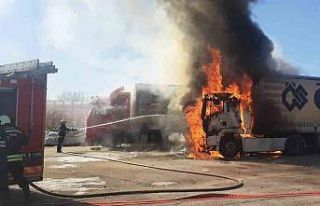 Bir tırda çıkan yangın yandaki 2 tıra daha sıçradı