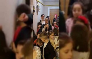 Bir yetişkin 20 çocuk kapı kapı bayramlaştı