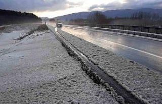 Bolu’da dolu etkili oldu, yollar beyaza büründü
