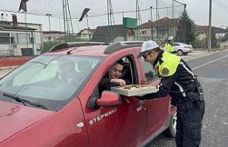 Bu sefer ceza değil, çikolata dağıttılar