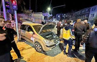 Burdur’da kamyonet ile otomobil çarpıştı: 1...