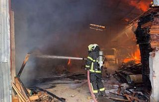 Burdur’da kereste fabrikası çıkan yangında küle...