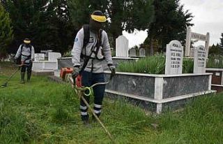 Bursa’da mezarlık ve camiler bayrama hazır