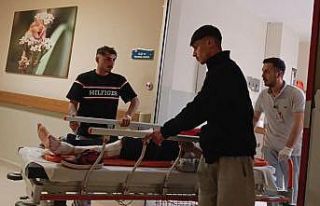 Bursa’da motosiklet park halindeki iki otomobile...