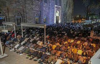 Bursalılar Kadir Gecesi’nde Ulu Cami’ye akın...