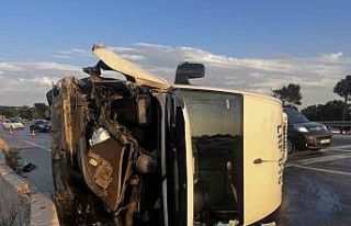 Büyükçekmece’de servis minibüsü devrildi