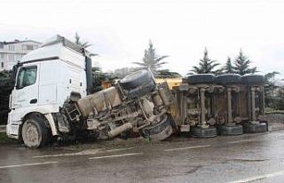 Çakıl yüklü kamyon devrildi, sürücü yara almadan...