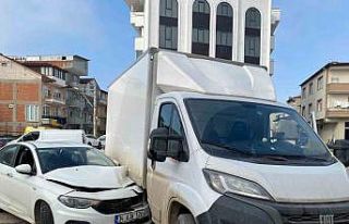 Çarpışmanın şiddetiyle otomobil kamyonetin altına...