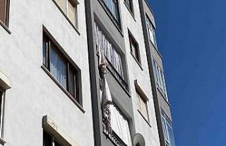 Çarşafları birbirine bağlayarak alt kata inmek...