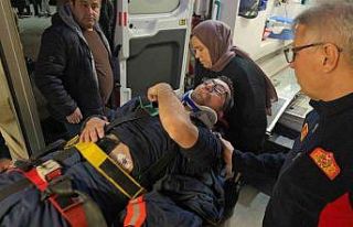 Çatı katında çıkan yangına müdahale eden itfaiye...