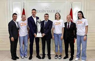 ÇBK Mersin, kupa sevincini Vali Toros ile paylaştı