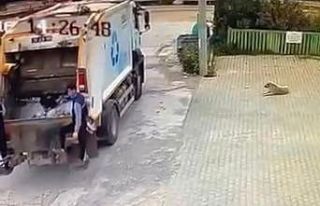 Çiğli Belediyesi çöp kamyonu köpeği ezdi, durmadan...