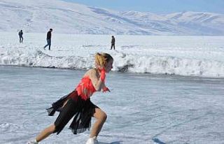 Çıldır Gölü’nde buz üstünde dans
