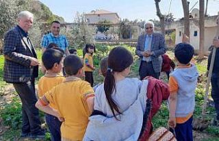 Çocuklar fidanları toprakla buluşturdu