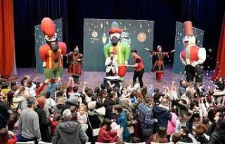 Çocuklar Hacivat ve Karagöz ile kahkahaya boğuldu