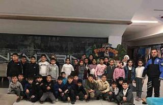 Çorlu polisinden öğrencilere sinema sürprizi