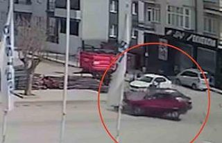 Çorum’da 2 otomobilin çarpıştığı kaza kamerada:...