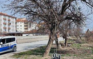 Çorum’da intihara kalkışan şahsı vatandaşlar...