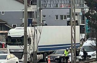 D-100’de tırın altında kalan motosiklet sürücüsü...