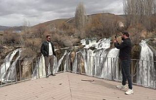 Debisi artan şelale görenleri hayran bırakıyor