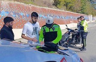 Denetime takılan ehliyetsiz sürücü ağabeyinin...