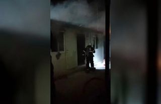 Depremzede ailenin yaşadığı konteynerde yangın