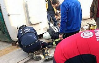 Devrilen beton mikserinin altında kalan sürücü...