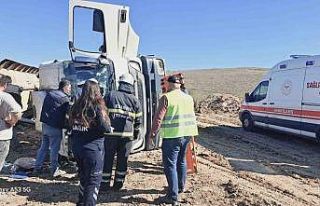 Devrilen kamyonun sürücüsü yaralandı