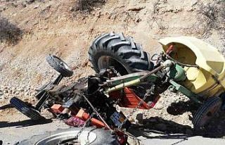 Devrilen traktörün altında kalan sürücü hayatını...