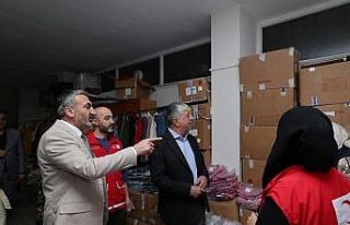 Dilovası’nda 3 bin çocuk bayramlık kıyafetine...