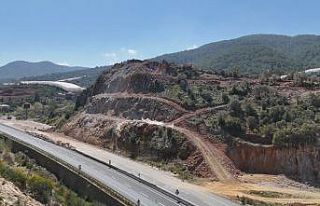 Dinamitle dağda kontrollü patlama yine korkuttu