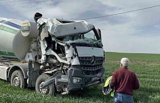 Direkleri deviren beton mikseri tarlaya daldı