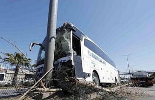 Direksiyonu kilitlenen yolcu otobüsü direğe çaptı:...