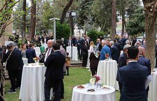 Diyarbakır Valisi Zorluoğlu, vatandaşlarla bayramlaştı