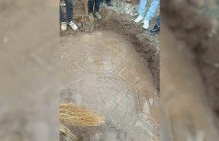 Diyarbakır’da mezar yeri kazılırken mozaik tabakası...