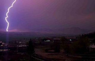 Diyarbakır’da şimşekler görsel şölen oluşturdu